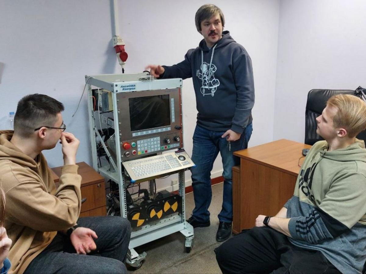 Доцент кафедры &laquo;КСУ&raquo; Роман Львович Пушков показывает систему ЧПУ &laquo;АКСИОМА&raquo;, разработанную в МГТУ &laquo;СТАНКИН&raquo;